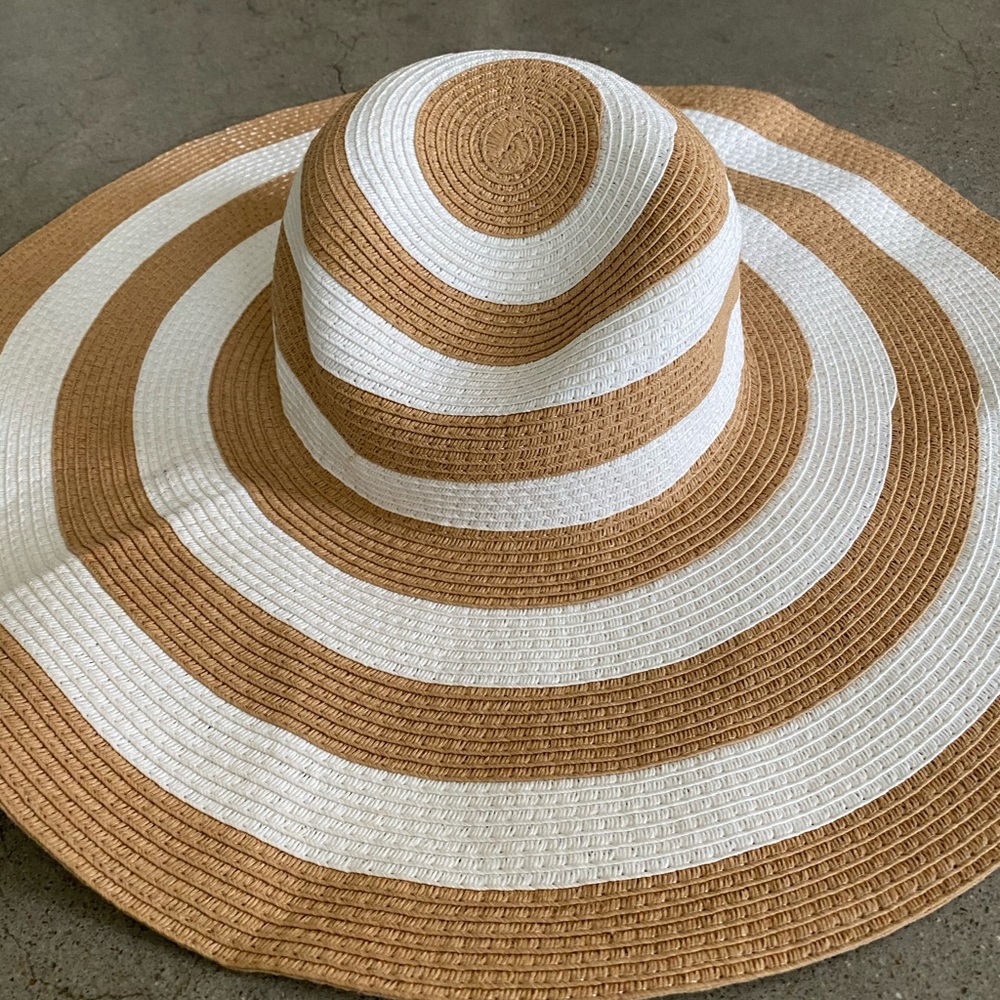 Straw beach floppy hat